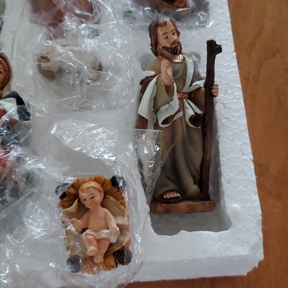 Small Nativity set - Picture 2 of 8